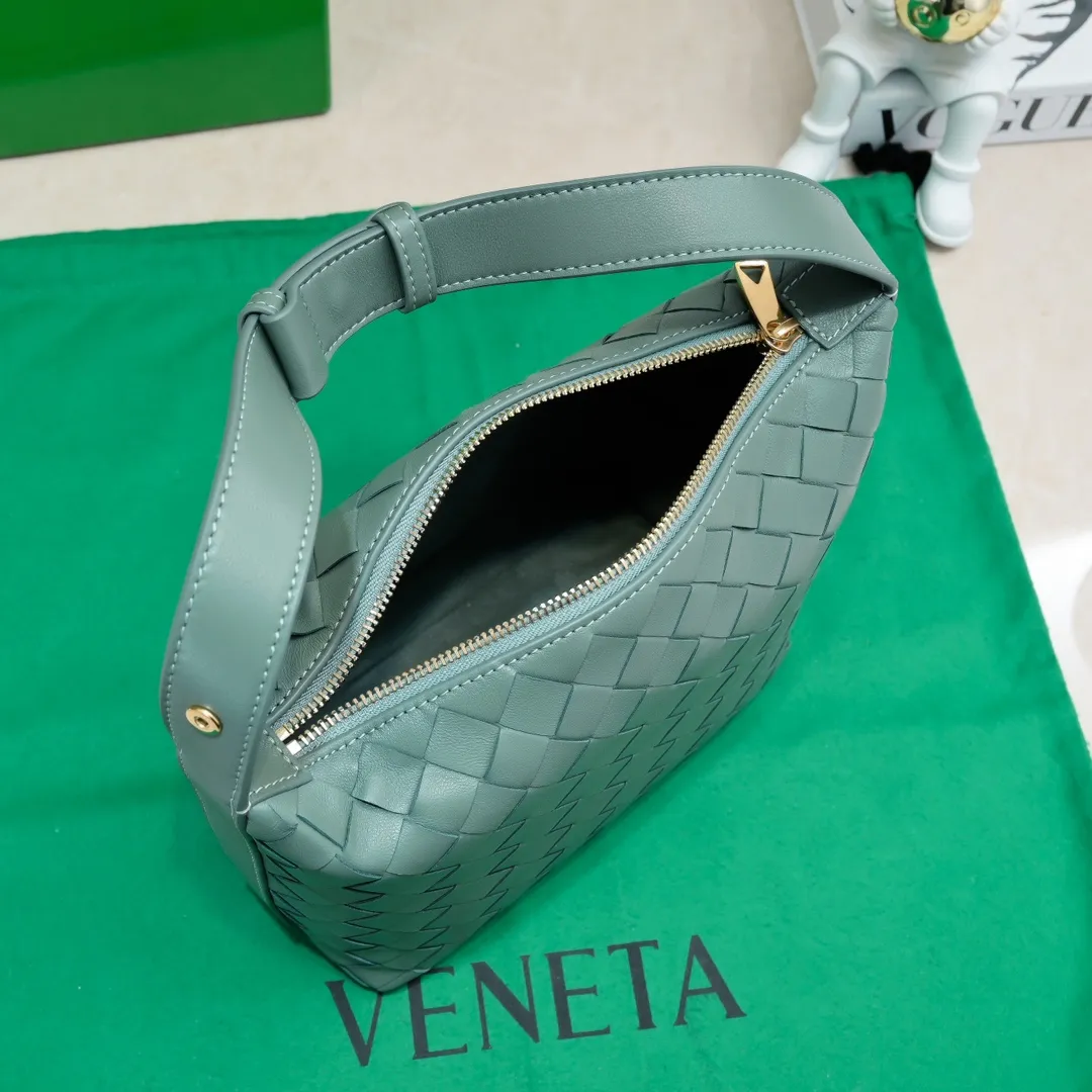 Batch 1360 #BvWallace Shoulder Lunch Bag 🔥 A lunch box bag that you can just grab and go. It is made of classic intrecciato weaving technology and reflects the craftsmanship of Bottega. The entire bag is made of top-grade happa lambskin. It is very soft and lightweight. The small bag shape is cute and exquisite. The interior capacity is also very large and can be carried under the arm. It is quite practical! The bottom of the bag is made of gold metal to prevent wear and tear. The details are really good! Choose this elegant commuting bag for Zaoba people~ Size: 22x13x9.5, model number; 7748#